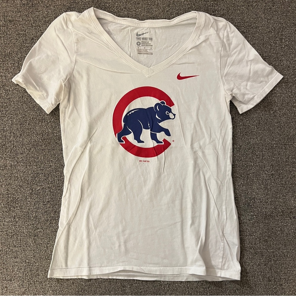 🟢 3 for $15 Bundle | Women’s Nike Chicago Cubs v-neck tee (White) Size Medium